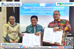 Direktur Utama PTAM Jayapura Dr. H. Entis Sutisna, SE, MM, CGRM dan Komisaris Utama Dra. Hana S. Hikoyabi, MKP menandatangani PKS dengan Direktur Utama PTAM Giri Menang H. Lalu Ahmad Zaini, SSi, MT