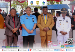 Penjabat Walikota Jayapura Dr. Frans Pekey, MSi bersama Direktur Utama PTAM Jayapura Dr. H. Entis Sutisna, SE, MM, CGRM pada Upacara HUT ke-114 Kota Jayapura