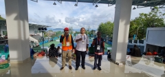 Mengunjungi petugas teknis PDAM yang mengawasi distribusi air di Venue Tenis Lapangan